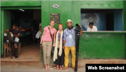 Los reporteros de la agencia YLE, Jessica Stolzmann, Jaana Kanninen y el camarógrafo Oscar Romero.