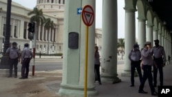 Policías en La Habana. Eliana Aponte/AP