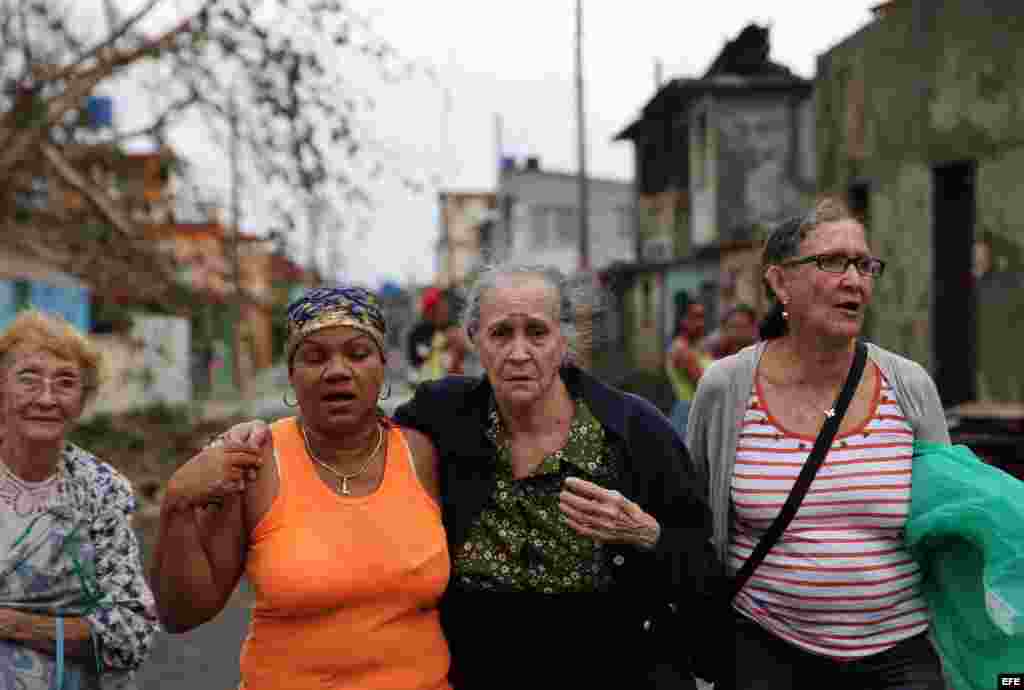 Cubanos se recuperan hoy, miércoles 5 de octubre de 2016, de los destrozos y estragos causados por el paso del huracán Matthew en Baracoa, provincia de Guantánamo (Cuba). El huracán Matthew dejó a su paso por Cuba graves destrozos en el extremo oriental d