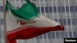 La bandera de Irán frente a las oficinas del del Organismo Internacional de Energía Atómica en Vienna. 