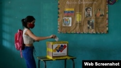 Una electora emite su voto para elegir miembros de la Asamblea Nacional, Caracas, Venezuela, elecciones de diciembre de 2020