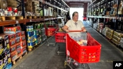 Una compradora empuja su carrito en una tienda de comestibles privada que se conoce como el “Costco cubano”, en La Habana, Cuba, el 9 de noviembre de 2023. (Foto AP/Ramón Espinosa)