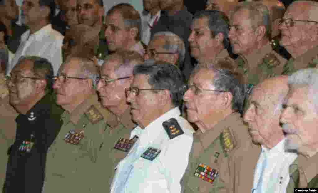 Raúl Castro y altos oficiales del MINFAR y MININT