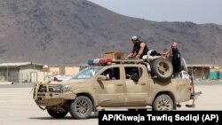 Talibanes recorren las inmediaciones del aeropuerto Hamid Karzai, el 30 de agosto de 2021. Foto: AP/Khwaja Tawfiq Sediqi.