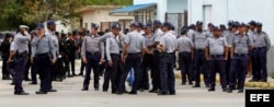 Policías cubanos cerca de la Ciudad Deportiva.