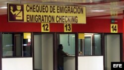 Un hombre chequea sus documentos antes de viajar, en el aeropuerto José Martí de La Habana. EFE/ Alejandro Ernesto.