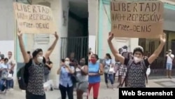 Luis Robles, manifestándose pacíficamente en Centro Habana poco antes de ser arrestado por la policía política cubana.