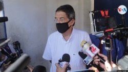 Sergio Ramírez, escritor nicaraguense, al salir de la fiscalía a principios de junio de 2021. Foto Houston Castillo, VOA.