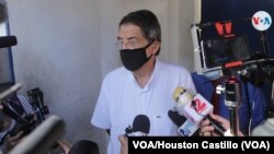 Sergio Ramírez, escritor de Nicaragua, habla con la prensa al salir de la fiscalía a principios de junio de 2021. [Foto Houston Castillo, VOA]