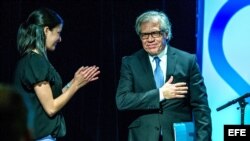 El secretario general de la OEA, Luis Almagro, junto a la coordinadora de Cuba Decide, Rosa María Payá.