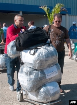 Foto Archivo. Cubanos a su llegada al Aeropuerto Internacional José Martí. AFP PHOTO/ADALBERTO ROQUE