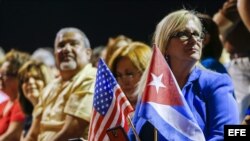 Votantes de Miami asisten a un acto de campaña en apoyo a su candidato.