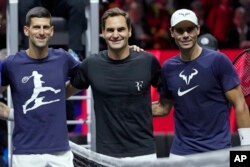 Desde la izquierda, el serbio Novak Djokovic, el suizo Roger Federer y el español Rafael Nadal asisten a una sesión de entrenamiento previa al torneo de tenis Laver Cup en el O2 de Londres, el jueves 22 de septiembre de 2022. (AP Photo/Kin Cheung, Archivo)