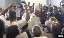 Entrada del papa Francisco a la misa en la Basílica Menor del Santuario de Nuestra Señora de la Caridad del Cobre en Santiago de Cuba (22 de septiembre, 2015)