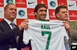 Entrenador del Cosmos de Nueva York Giovanni Savanese (I) y su presidente, Seamus O'Brien (D) posan con el ex estrella del Real Madrid Raúl González Blanco en su presentación como iembro del equipo en Nueva York., 09/12/2014 (AP Foto/Bebeto Matthews, Archivo)