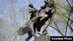 Estatua José Martí Central Park Tomado de Twitter de José Ramón Cabañas