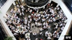 - Vista general del grupo de médicos extranjeros en un entrenamiento en la Universidad de Brasilia para el programa Más Médicos. 