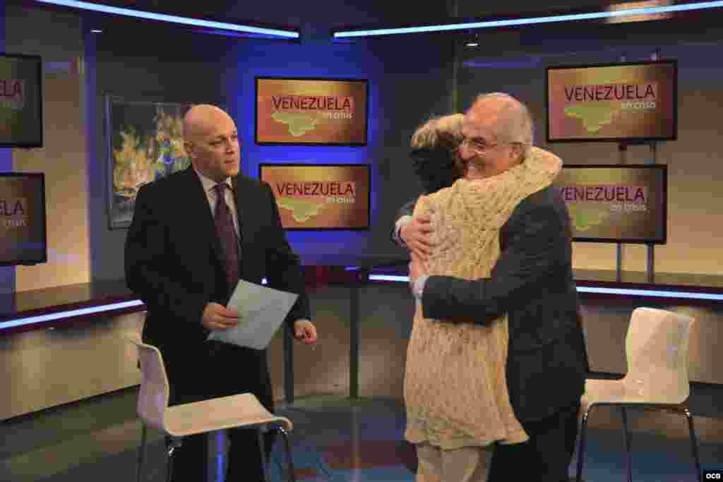 El opositor venezolano Antonio Ledezma abraza a su hija Daniela, residente en Miami, a quién no veía desde hace dos años. (Foto: Fabián Crespo)