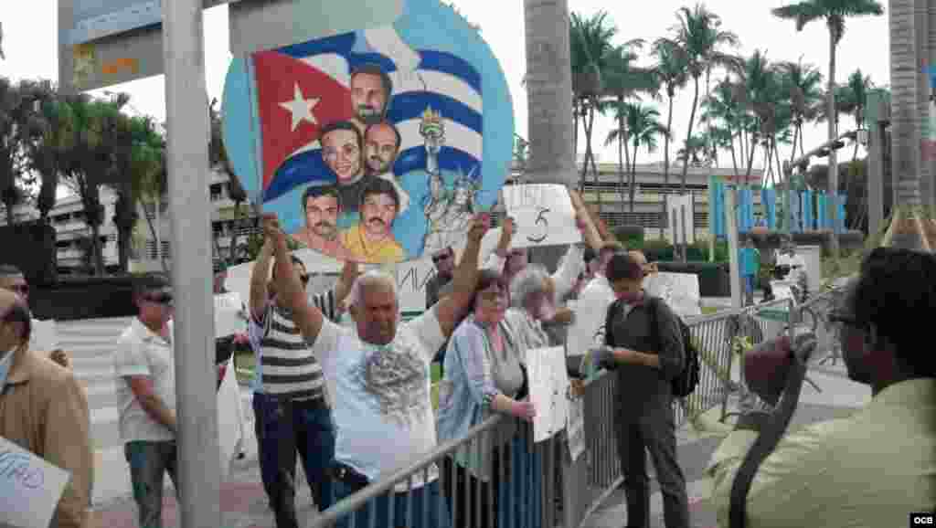 Protesta contra la bloguera Yoani Sánchez en Miami.