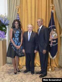 Raúl Castro, junto al presidente Barack Obama y la primera dama, Michelle Obama.