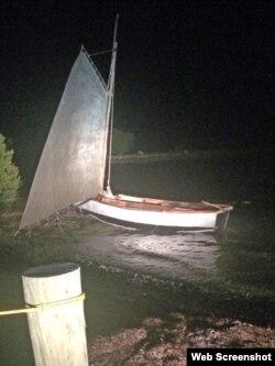 El bote en el que viajaron hasta las costas de Florida.