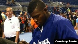 Yasiel Puig firma autógrafos en Miami