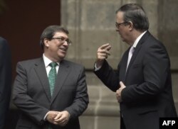 A la izquierda, el canciller cubano Bruno Rodríguez Parrilla, conversa con su homólogo mexicano Marcelo Ebrard durante la ceremonia de recepción de la delegación cubana en el Palacio Nacional (Foto: Alfredo Estrella/AFP).