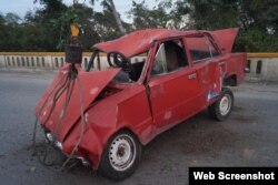 El lada rojo accidentado en el puente del Río Minerva.