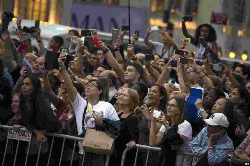 El público saluda al papa