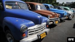 Detalle de varios viejos autos de fabricación estadounidense convertidos en taxi particular.