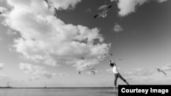 Fotografía de Ricardo Cornejo en la exposición "Corrientes" en el Centro Cultural Español de Miami.