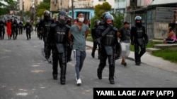 La policía antidisturbios recorre las calles luego de una manifestación contra el gobierno de Miguel Díaz-Canel en La Güinera, en el municipio de Arroyo Naranjo, La Habana el 12 de julio de 2021. 