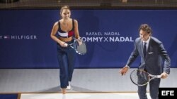 Rafael Nadal (d) junto con una modelo durante la presentación de una colección masculina de moda de Tommy Hilfiger.