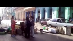 Joven protagoniza protesta en las calles de La Habana