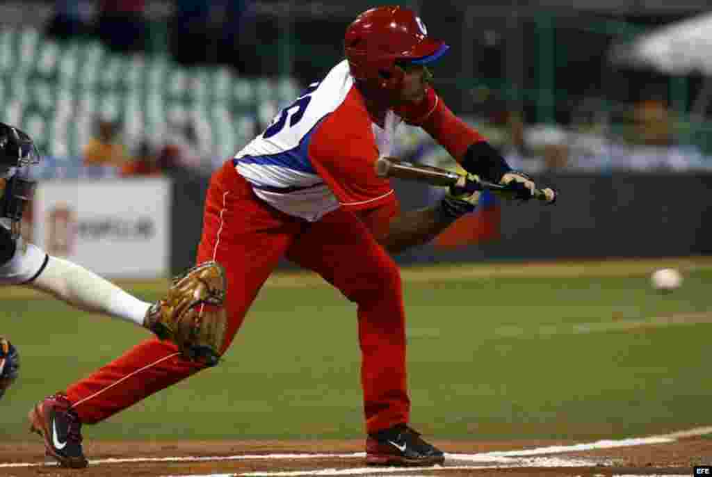 Yulieski Gurriel batea durante la semifinal entre Cuba y Venezuela, en el estadio Hiram Bithorn de San Juan (Puerto Rico).