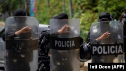 Presencia policial en Nicaragua, frente al hogar de Cristiana Chamorro.