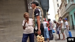 - Una mujer habla con un joven que vende ajos y cebollas en la calle hoy, viernes 15 de abril de 2016, en La Habana (Cuba), un día antes del inicio del VII Congreso del Partido Comunista de Cuba (PCC)