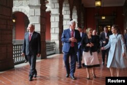 En un recorrido en el Palacio Nacional en la Ciudad de México, México, el 17 de octubre de 2019, junto al entonces presidente de México Andrés Manuel López Obrador, y su esposa Beatriz Gutiérrez Müller. Oficina de Prensa Andrés Manuel López Obrador vía REUTERS.