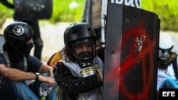 Manifestantes opositores se enfrentan a la Guardia Nacional Bolivariana en Caracas.