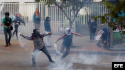 Opositores se enfrentan a la policía bolivariana en el sector de Chacao (17 de abril 2014).