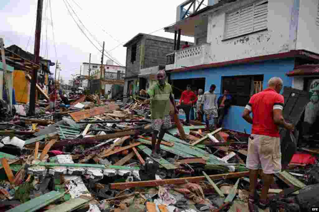 Cubanos se recuperan hoy, miércoles 5 de octubre de 2016, de los destrozos y estragos causados por el paso del huracán Matthew en Baracoa, provincia de Guantánamo (Cuba).