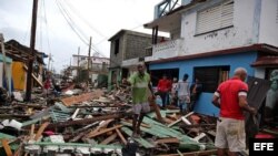 Cubanos se recuperan hoy, miércoles 5 de octubre de 2016, de los destrozos y estragos causados por el paso del huracán Matthew en Baracoa, provincia de Guantánamo (Cuba).