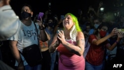 La cantante Dianelys Alfonso, conocida como La Diosa, entre los manifestantes ante el MINCULT.