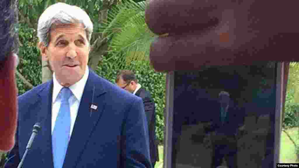 Discurso de Kerry bajo la lluvia en izado de bandera en residencia