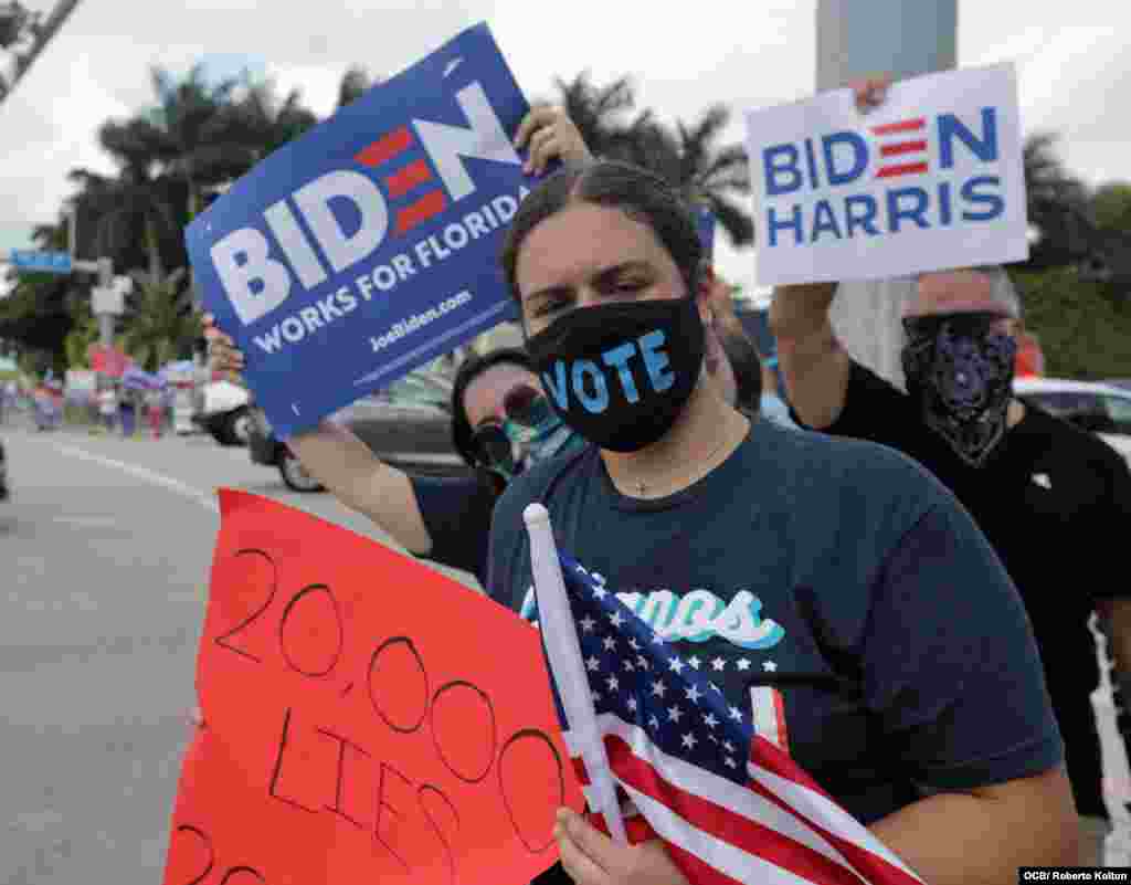 Daniela Ferrera, de origen cubano, junto a otros seguidores de Joe Biden y Kamala Harris, durante la visita de Trump a la ciudad del Doral.