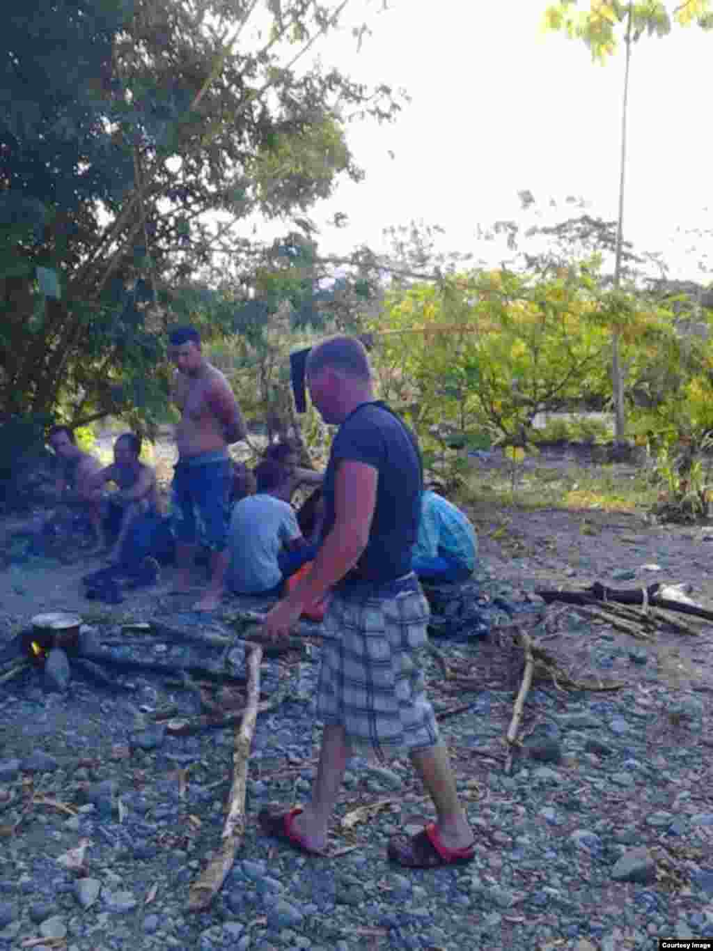 Los migrantes cubanos se arriesgan a los peligros de una travesía por la selva del Darién para evitar la deportación.