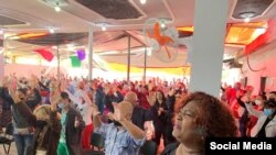 Evangélicos durante un culto en una casa templo en Cuba. (Foto: Facebook)