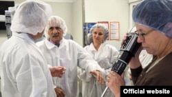 Los médicos cubanos Nancy Milián y José de Jesús Portilla (c) visitan el Colegio de Ciencias Comunitarias de la Salud de la Universidad de Alabama.