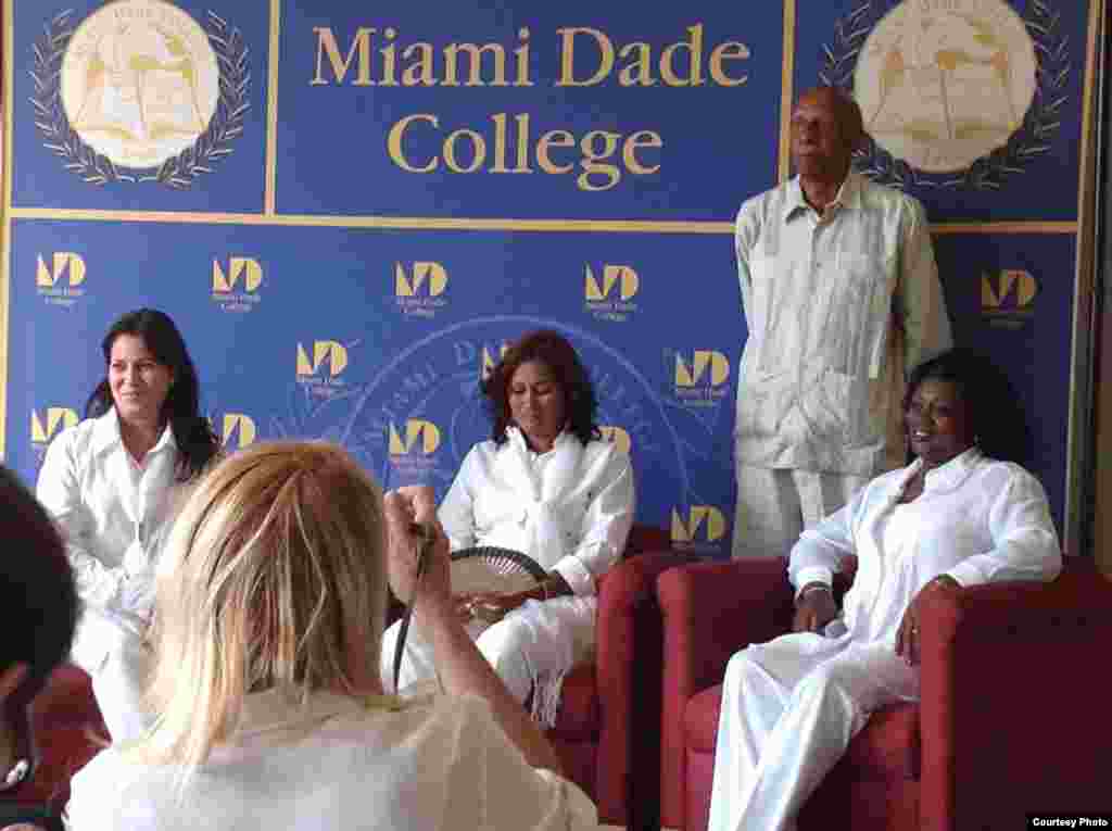 Conferencia de prensa en la Torre de la Libertad 