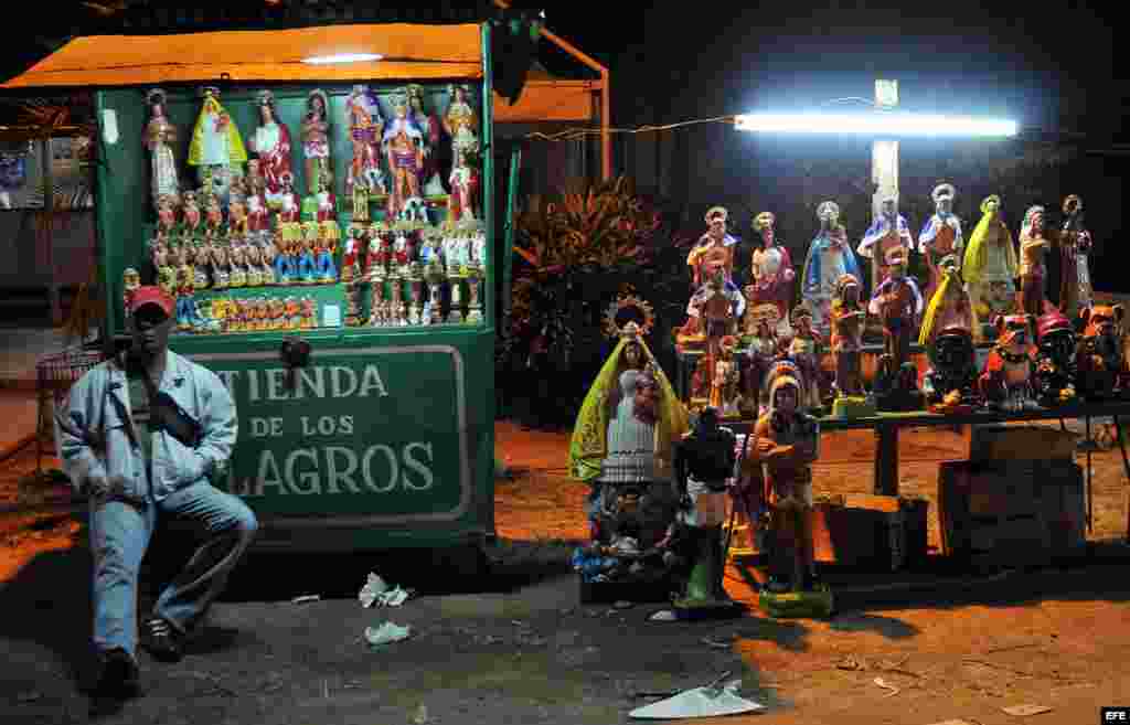 Un hombre vende imágenes de la virgen en el Santuario de &quot;El Rincón&quot;, en la Habana (Cuba). Manufacturas de piedra, yeso y cemento.